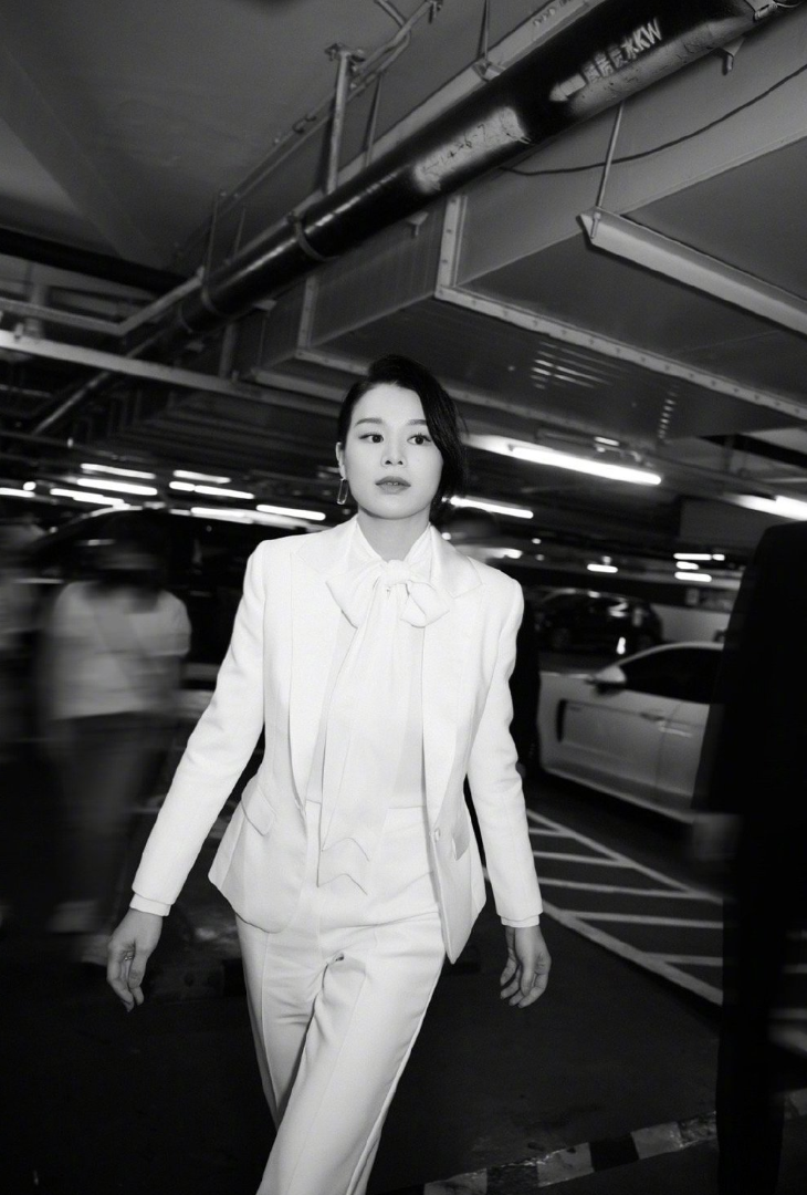 胡杏儿两个儿子视频聊天，同款笑容超治愈，五官相似像在照镜子