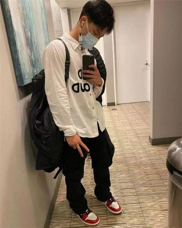 Chen Kun's son is basked in admire cherry to illuminate, with casing schoolgirl long hair waves wave Yan Zhigao, the picture raises an eye to bring amour to guess