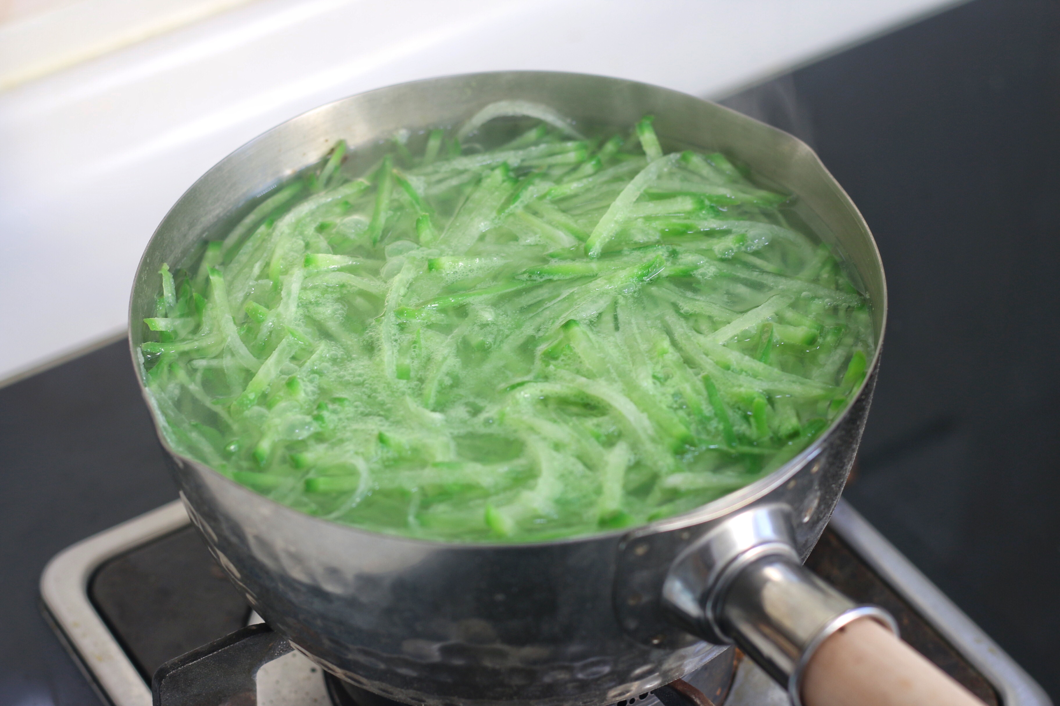 我家炸丸子不用油，照样外酥里嫩，好吃没负担，天天吃都不怕