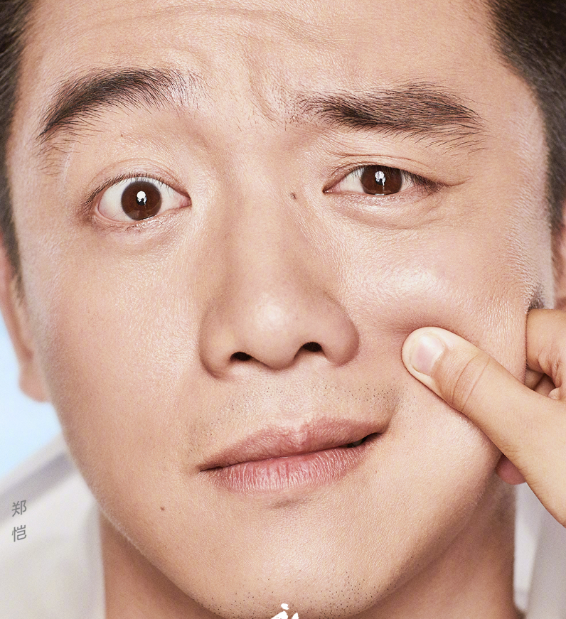 同样是被小朋友捏脸，男嘉宾表情迥异，却只有郭麒麟一脸“宠溺”