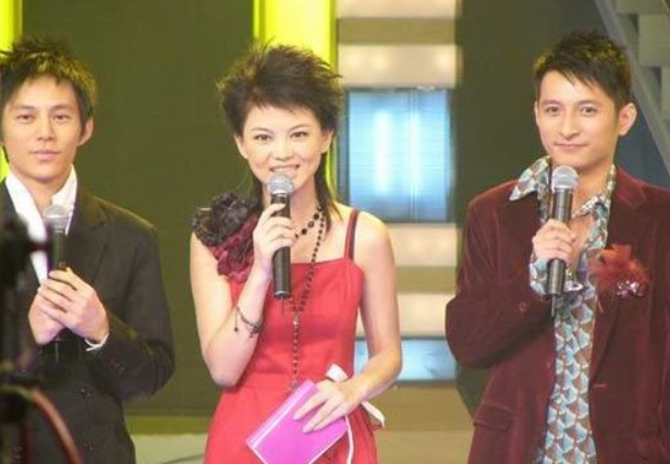 李湘现身夜店嗨翻天，晒奢华珠宝价值不菲，瘦出尖下巴酒窝好迷人