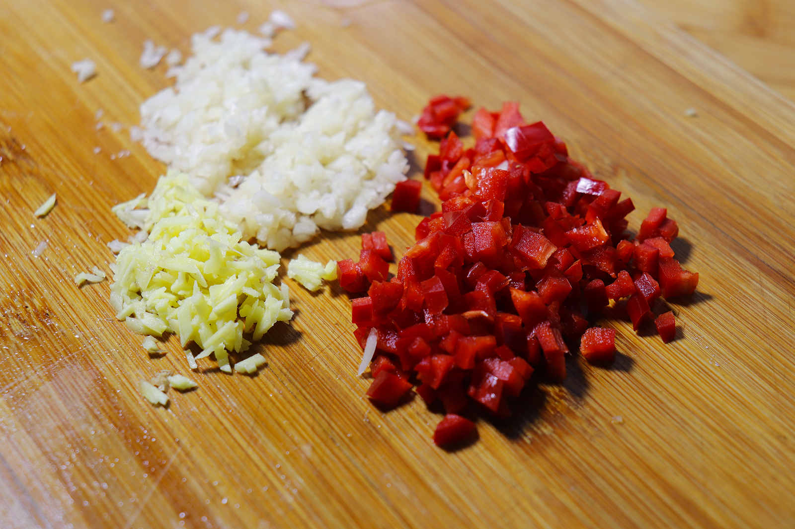 皮蛋放鍋裡蒸一蒸，飯店38元一份，在家做成本8元，待客太有面子