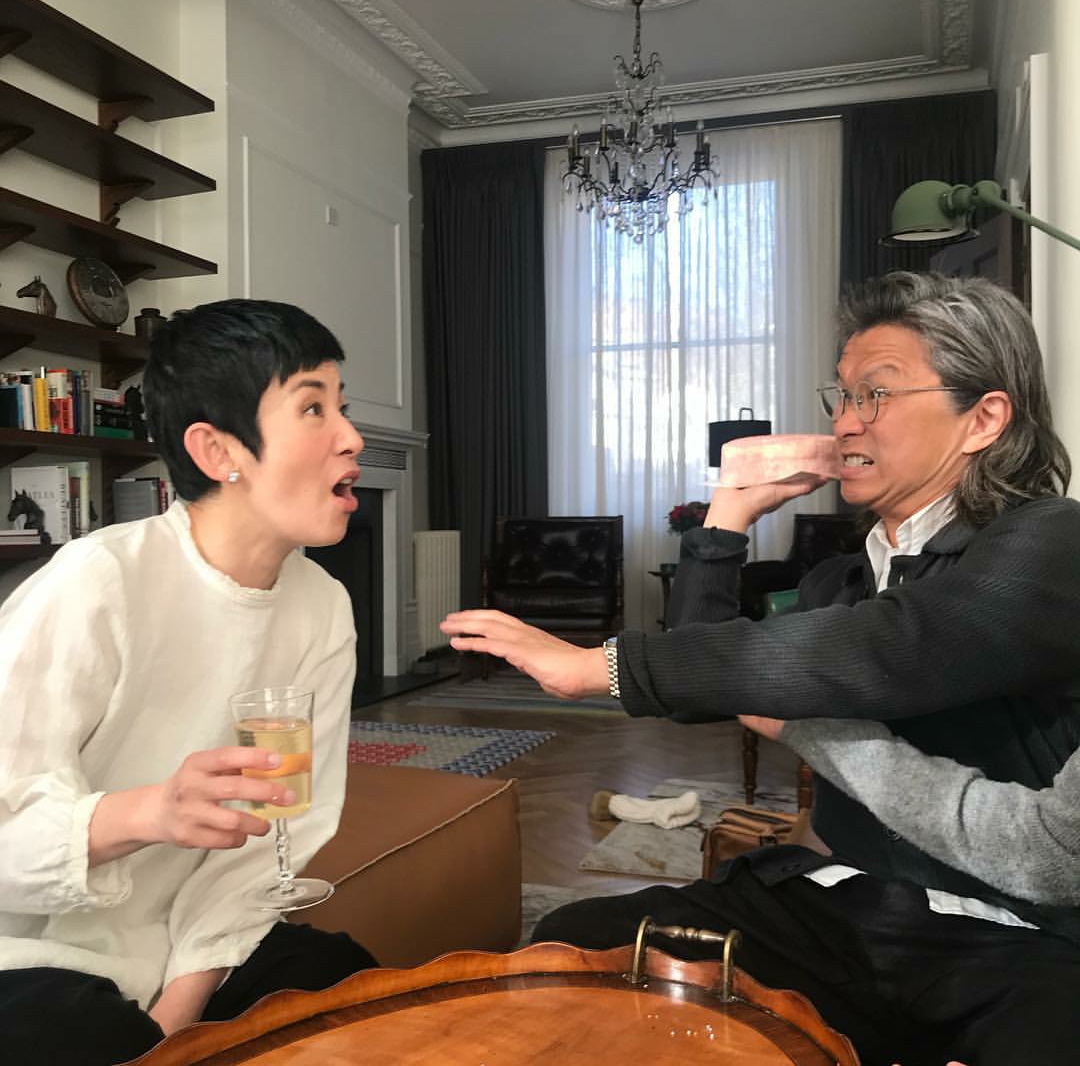 吴君如晒夫妻合影罕见秀恩爱，幽默吐槽陈可辛探班是为蹭剧组盒饭