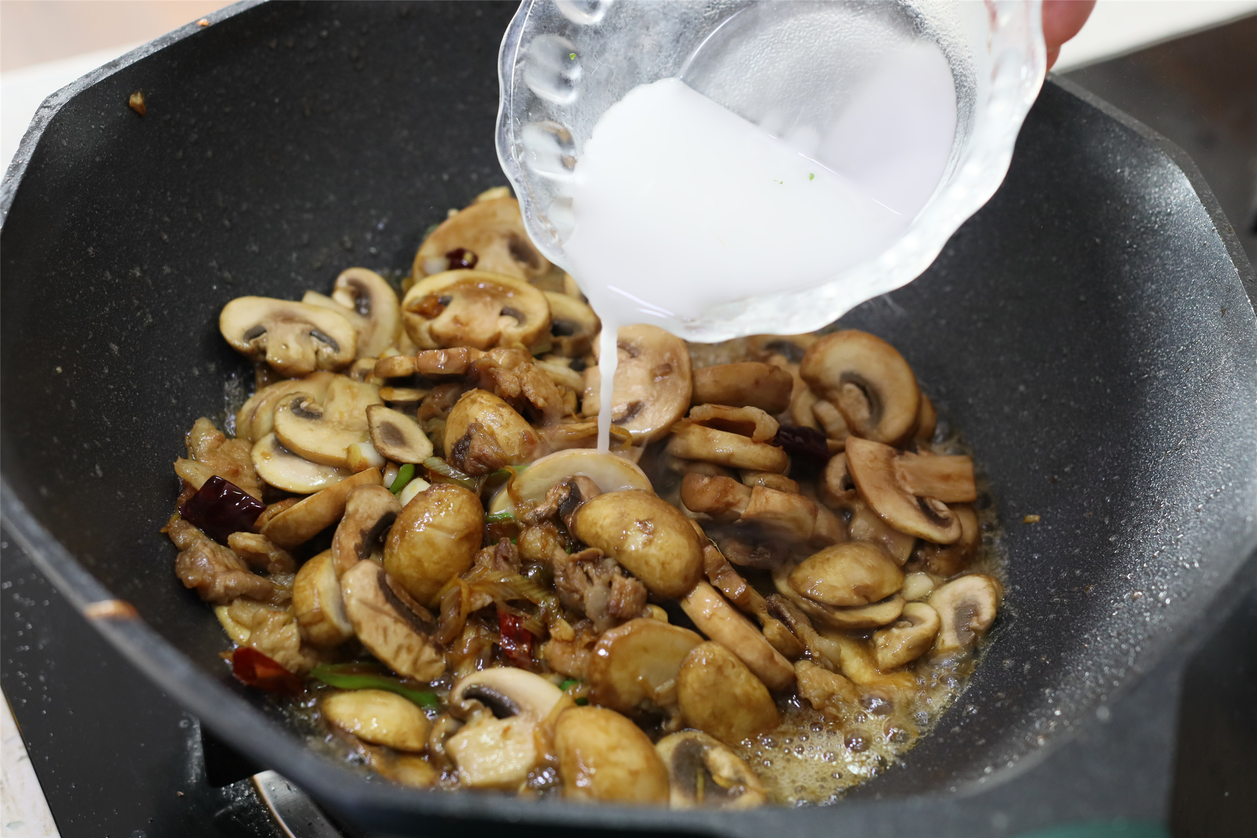 口蘑炒五花肉，想不到這麼一做，鮮味如此濃郁，吃過1次忘不掉