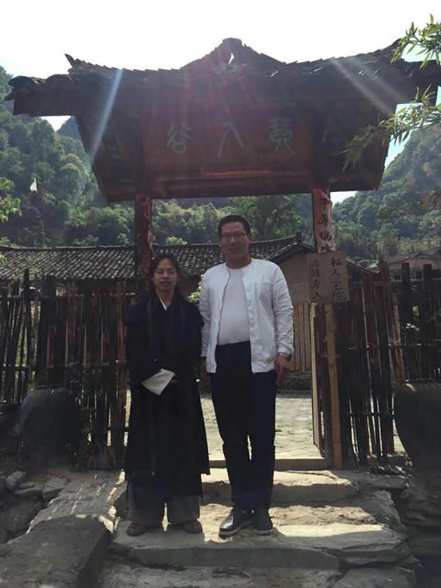 男子隐居深山8年，与漂亮女弟子结婚生娃，弹古