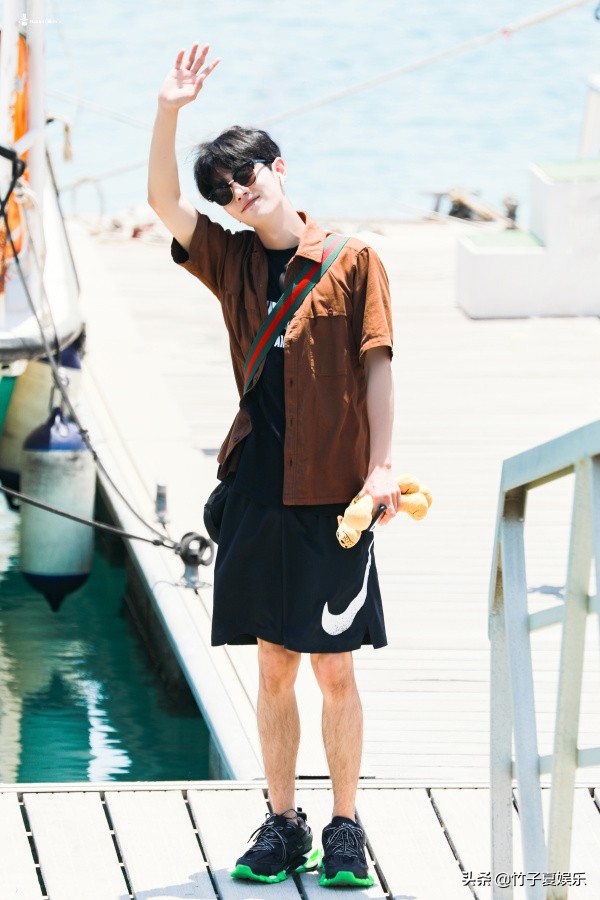 肖战最新杂志预售秒下架！35个问题直面争议，做