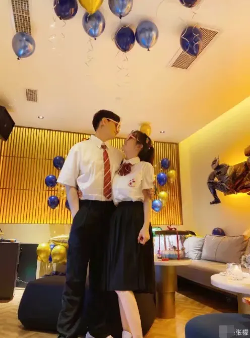 张檬为小五庆生戴情侣对戒，两人先后点赞订婚博文疑默认好事将近