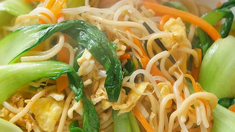 If you want to eat fried noodles, you don’t need to go out and buy them. I teach you how to make them at home. It’s so fragrant and delicious.