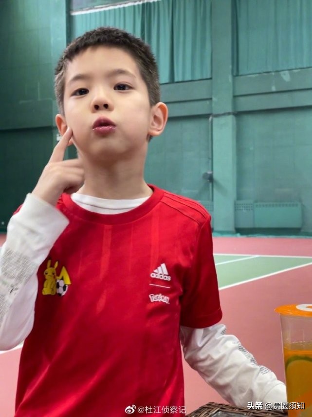 霍思燕带嗯哼现身《燃野少年的天空》首映活动，8岁的嗯哼长大了