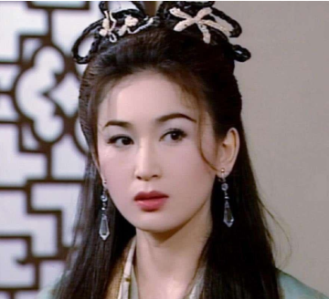 “不老女神”温碧霞新剧曝光，太妃一角引争议