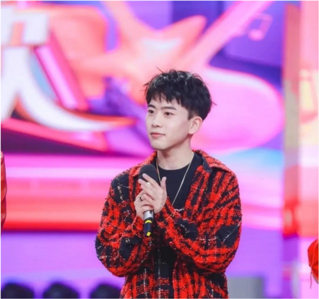 网友破案：跟何炅牵手的神秘男子，疑似比他小22岁的男星费启鸣