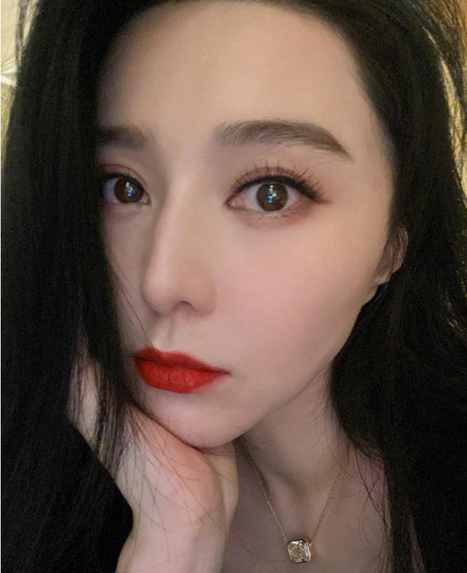 Fan Bingbing, who has been missing for a long time, took a recent photo