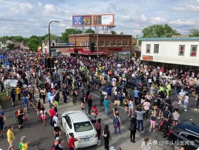 人人有枪的美国百姓，面对军警时为何不开枪还击？