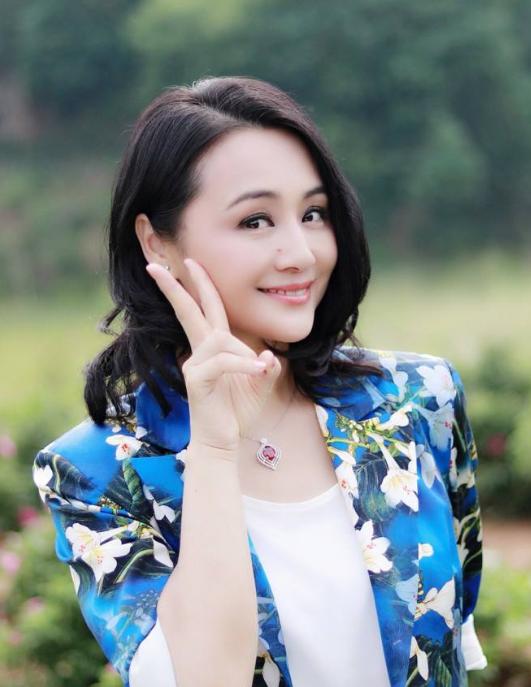 央视前一姐曹颖：为爱隐退娱乐圈，产后却得抑郁症，今现状如何？