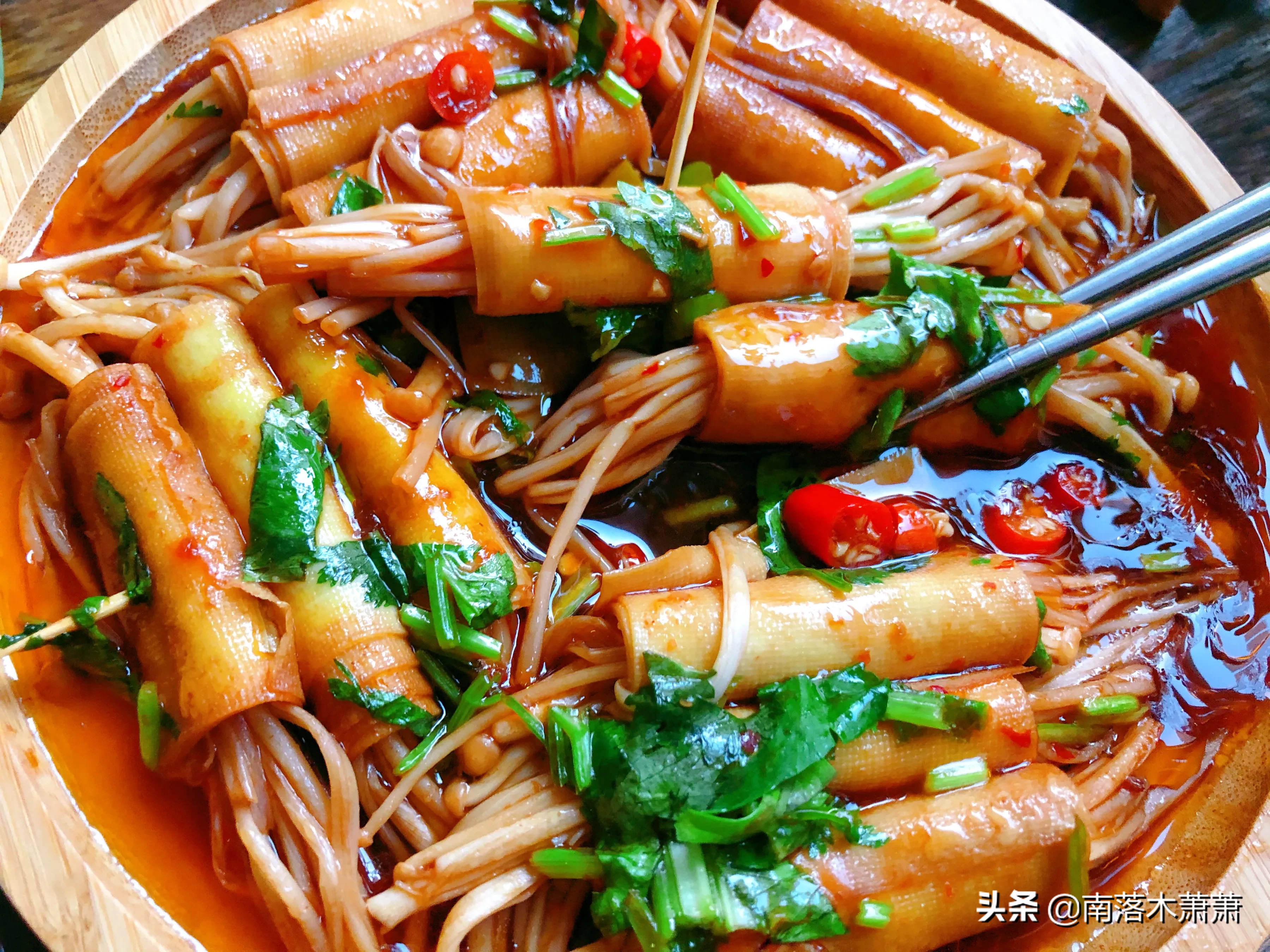 Enoki mushroom and dried tofu are a hundred times more delicious than fried and grilled, especially the thick sauce