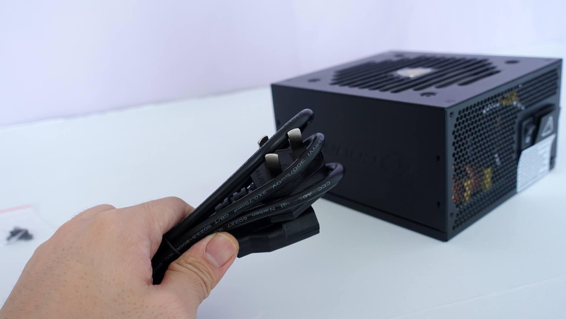 骨伽GEX 850W：风扇智能转停，电压稳定