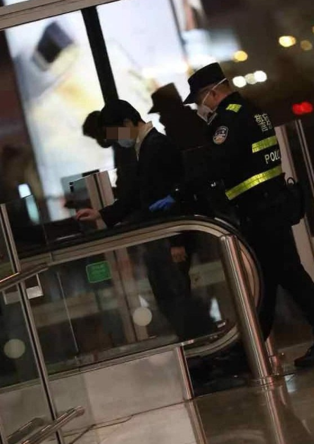 纠缠|被男子拉头发纠缠欧阳娜娜报平安 追星还请理智