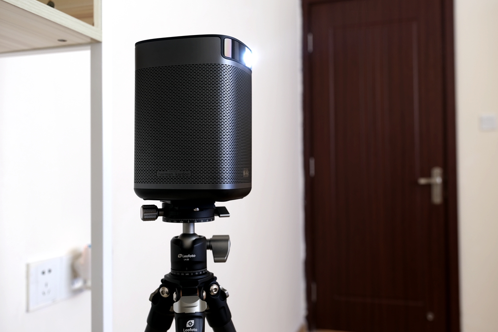 极米Play超悦版投影仪，内置大容量电池，解决户外使用的痛点