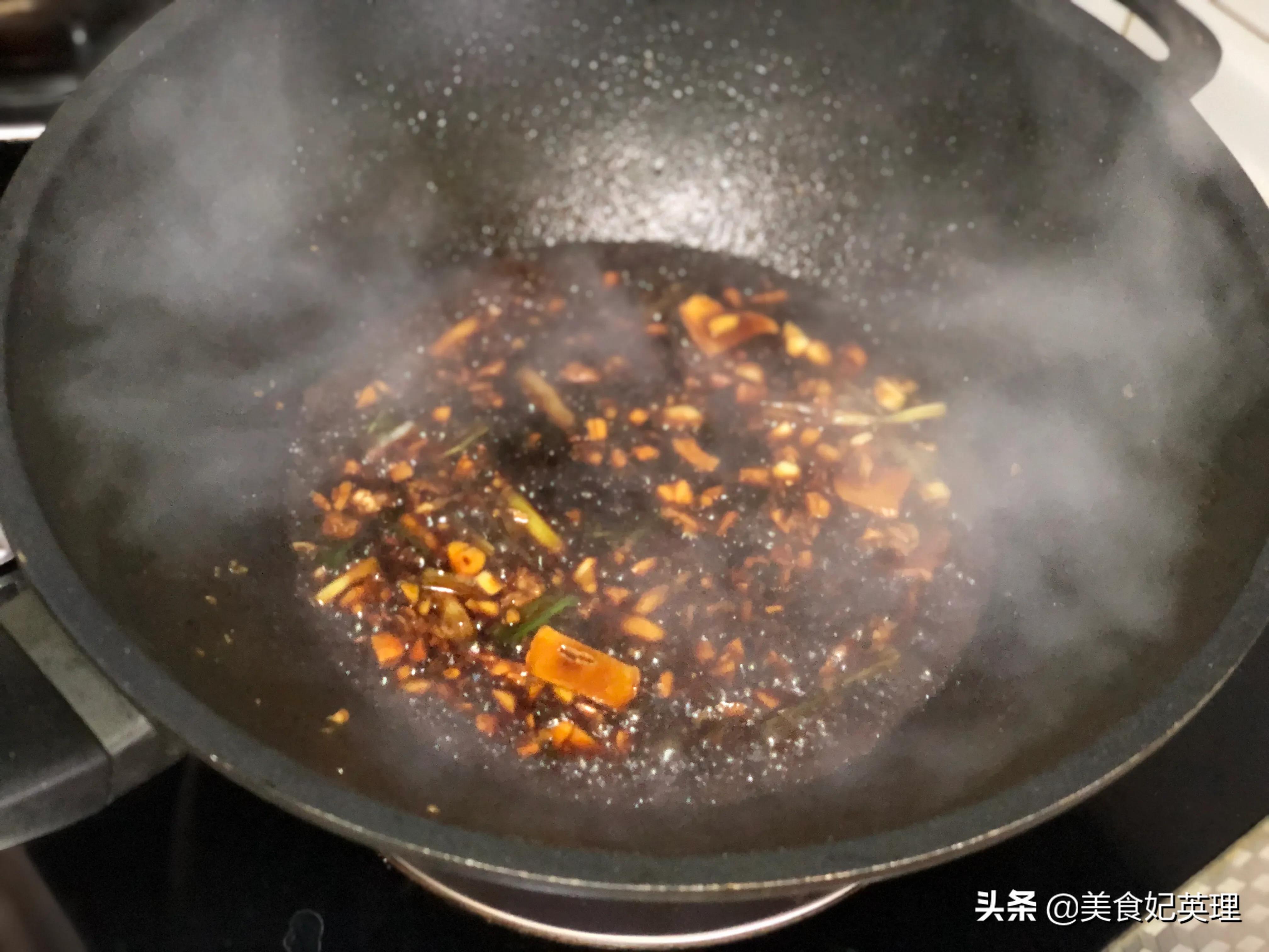 鸡腿这样做嫩滑入味儿，不放一滴油超简单，有肉有菜5分钟就上桌