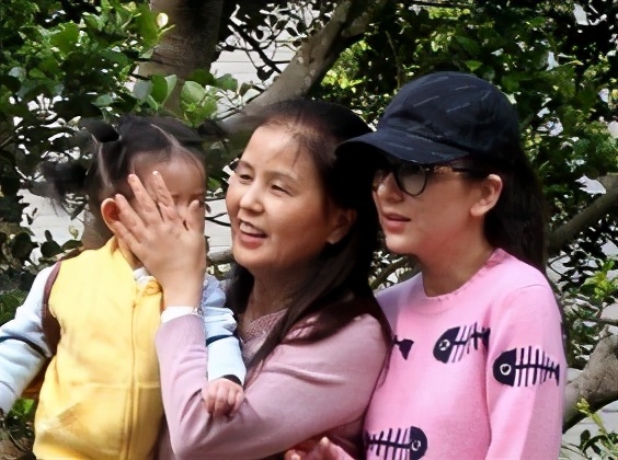 郭富城一岁小女儿首度曝光，爸爸陪着尝试玩单杠，五官像极了外婆