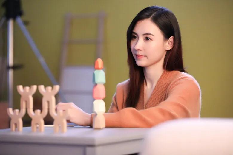 張柏芝拍廣告道具相框搶鏡，Lucas和小Q向媽媽獻吻超有愛