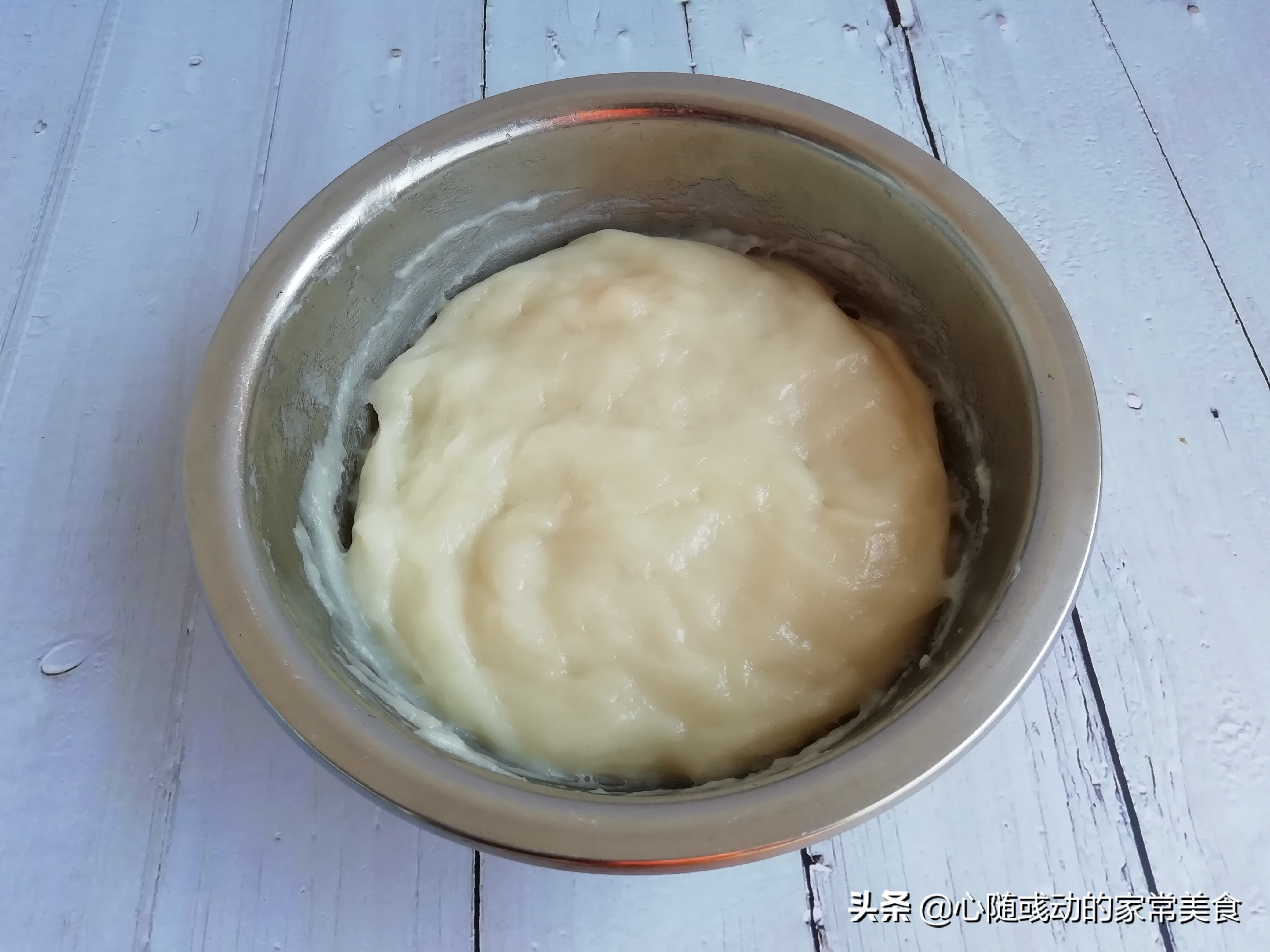 開春後，多做這個吃，不煎不炸，蒸一蒸裹上一物就能吃，香甜軟糯