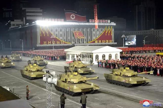 朝鮮突然舉行大閱兵高潮迭起，金正恩握在手裡的“終極大招”亮相