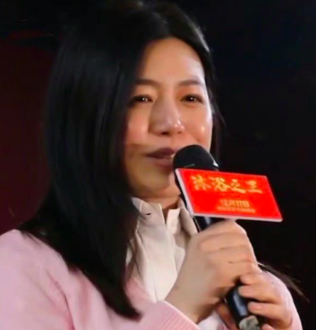 女星们发福时刻盘点，体型胖出两个自己？网友：果然丑和胖没关系