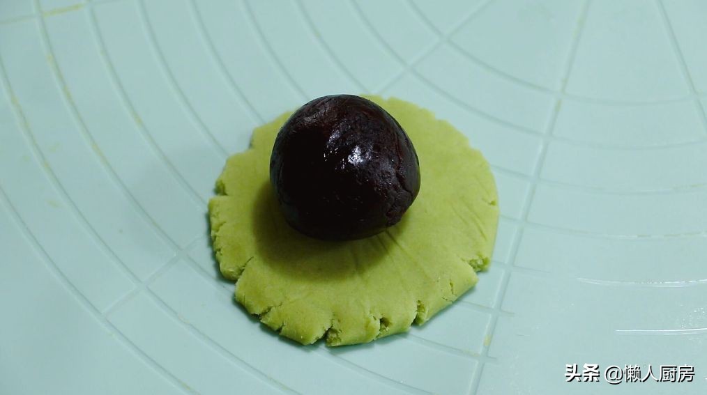 这是不用面粉的月饼，也不要烤，白芸豆的炒制很重要