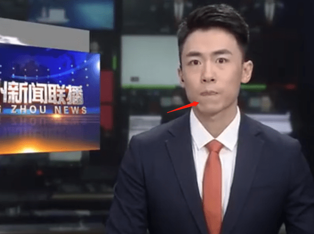 《杭州新闻联播》提词器宕机，男主播表情管理失控，狂按遥控被嘲