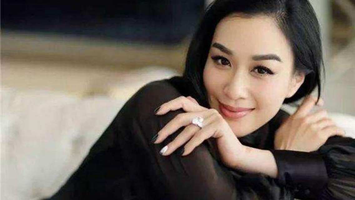 性感女神钟丽缇，离婚2次带3女，嫁小12岁的张伦硕后家庭美满