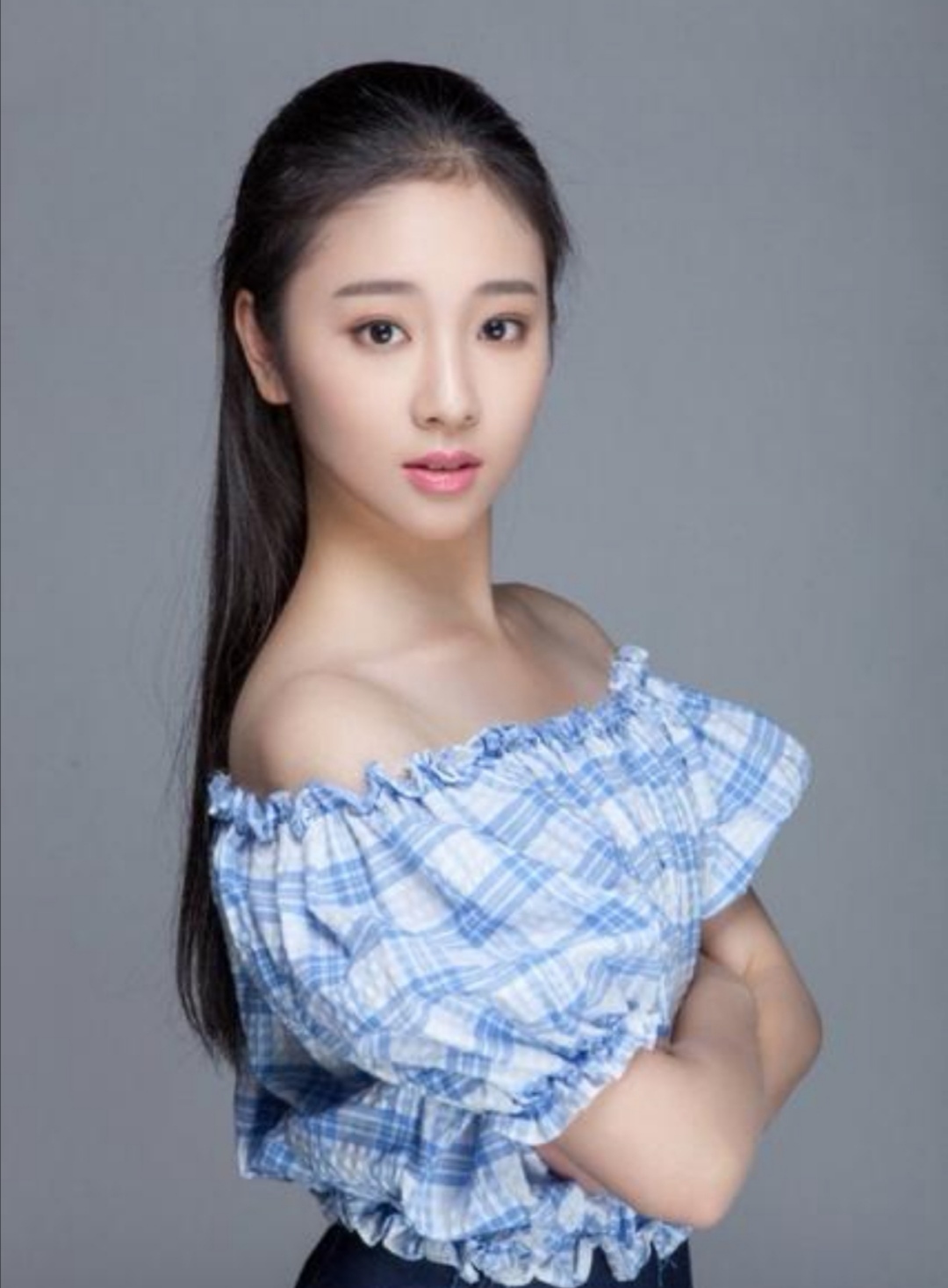 沉鱼落雁之容，闭月羞花之貌。