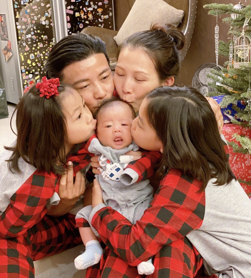 魚蛋1歲生日，蔡少芬哭得鼻子通紅，兒子被親成表情包萌態十足