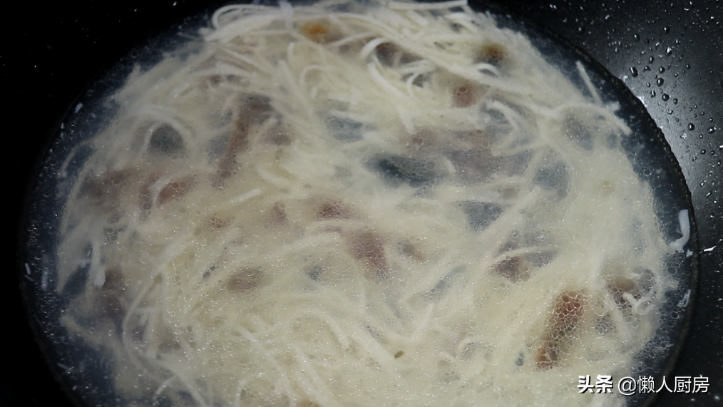 豆腐切絲，與皮蛋絕配，這樣做成湯羹，細膩爽滑，營養又美味