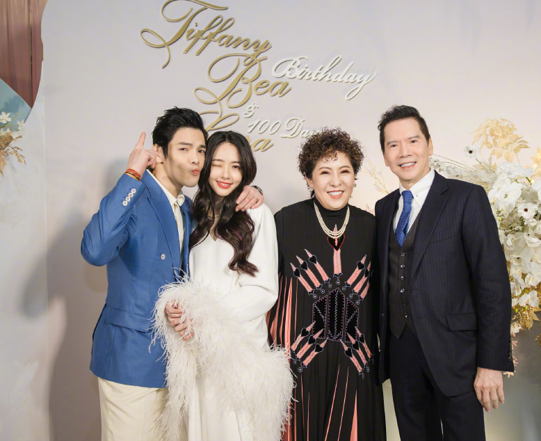 郭碧婷女儿百日宴，穿羽毛裙合照站最边角，“