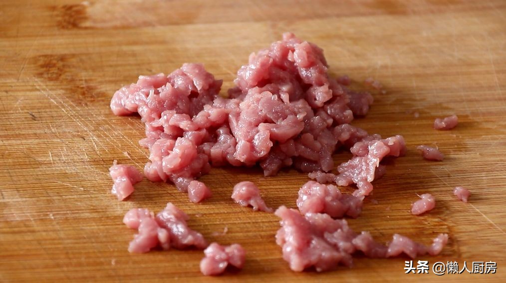 1根茄子，一块猪肉，这是茄子肉末焖面的做法，真好吃