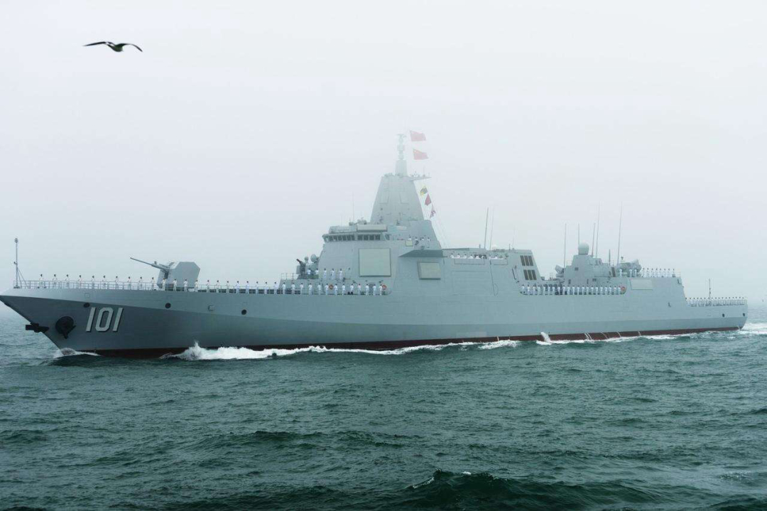 055万吨大驱为何被美军“定义”为巡洋舰，到底