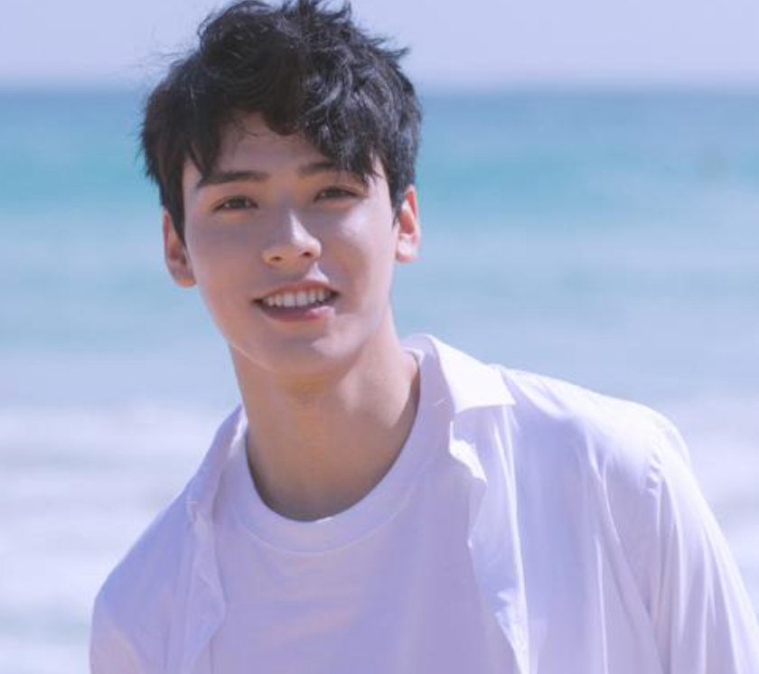 龚俊在飞机被私生饭辱骂，粉丝因不能近拍摄大骂，网友还原现场