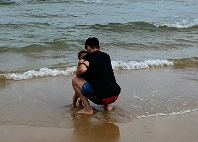 蔡少芬全家幸福出游，俩女儿骑马游泳玩嗨，儿子虎头虎脑超壮实