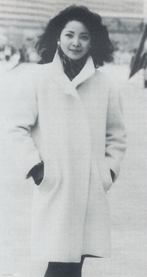 邓丽君年轻时就在引领时尚，白色大衣+丝袜美得脱俗，照穿不过时