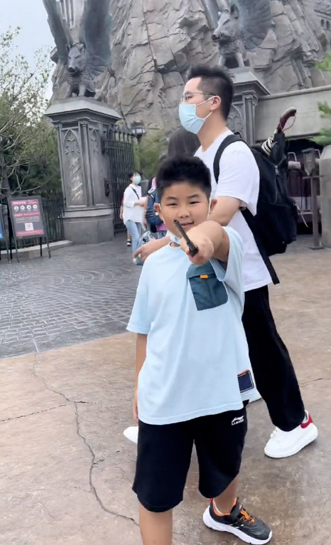 沙溢全家打卡环球影城，胡可无美颜自信怼脸拍，安吉小鱼儿齐长胖