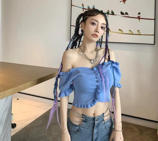 离婚后解放天性？李小璐编脏辫穿露脐装，嘻哈少女味儿十足