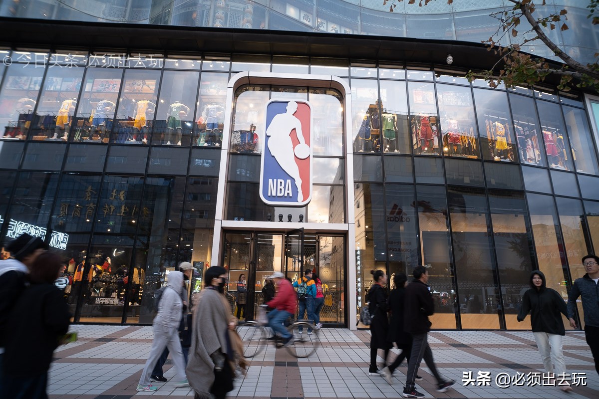 nba实体店哪些地方有(探访nba北京旗舰店，店内詹姆斯和库里的人偶”持“国旗)