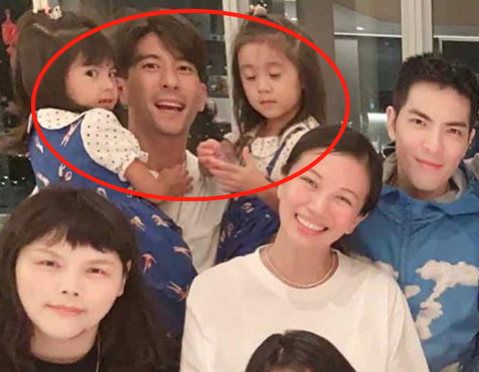 波妞圆嘟嘟萌脸超吸睛，有谁注意到身旁的姐姐？这双眼皮我慕了