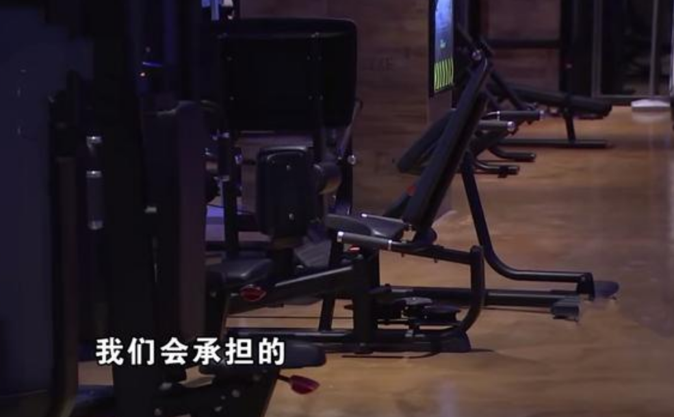 健身房的一摊积水，让男子摔成了脑震荡，1万多的医药费谁买单？