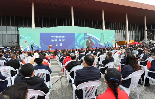 景德镇报道：第十七届中国景德镇国际陶瓷博览会在瓷都盛大开幕