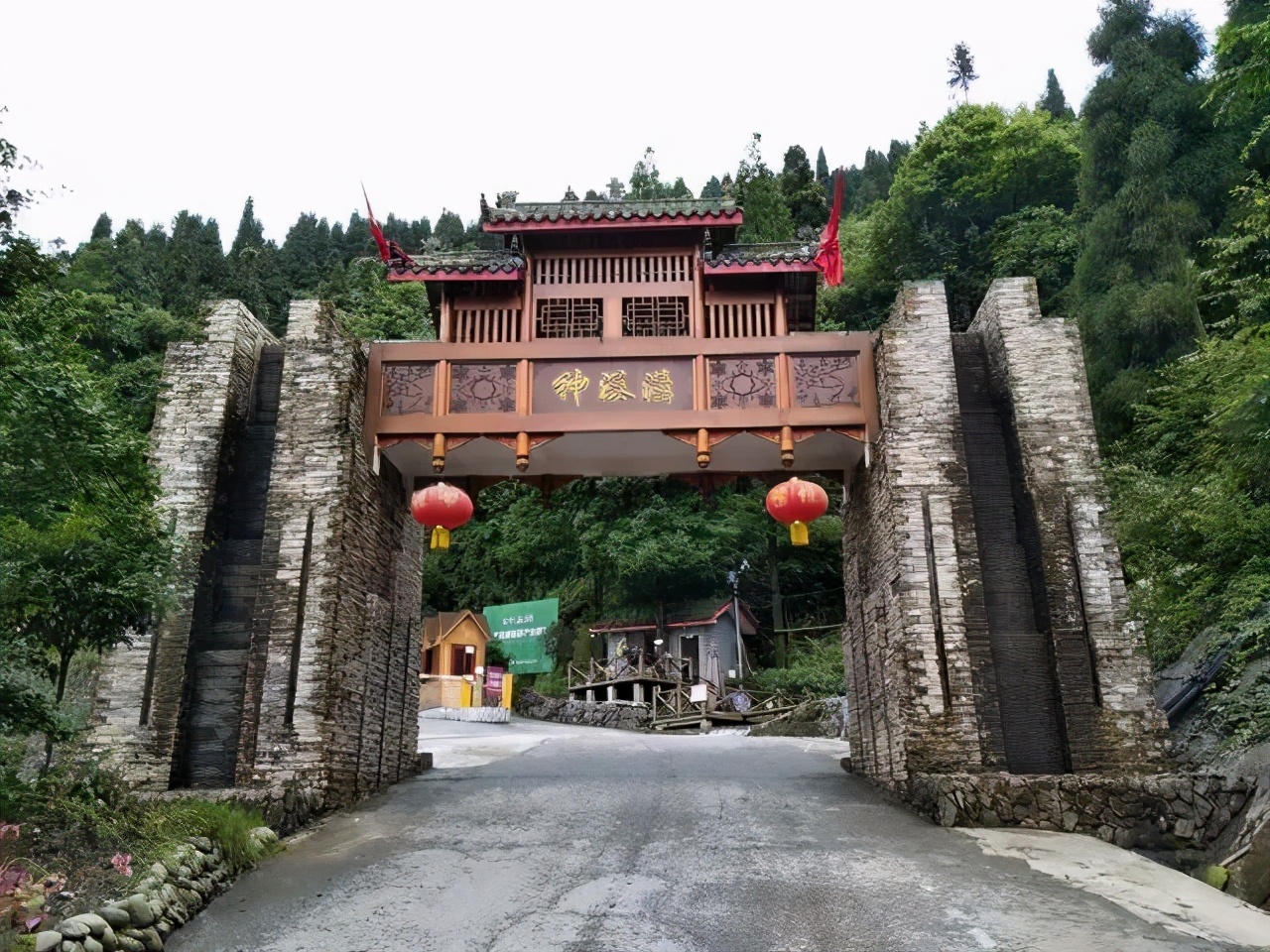 浸润其中,神清气爽,心旷神怡景区内奇山秀水,峰峦叠嶂神瀑沟景区,位于