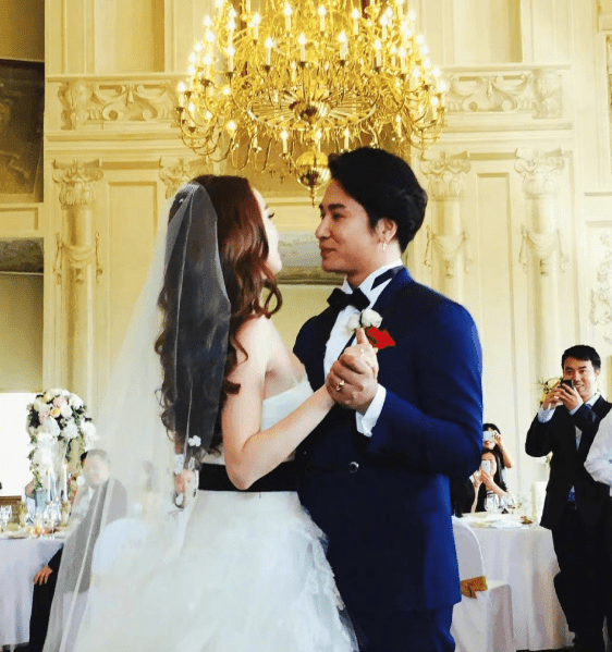 毫不在乎？欧弟刚刚才官宣离婚，郑云灿就骑机