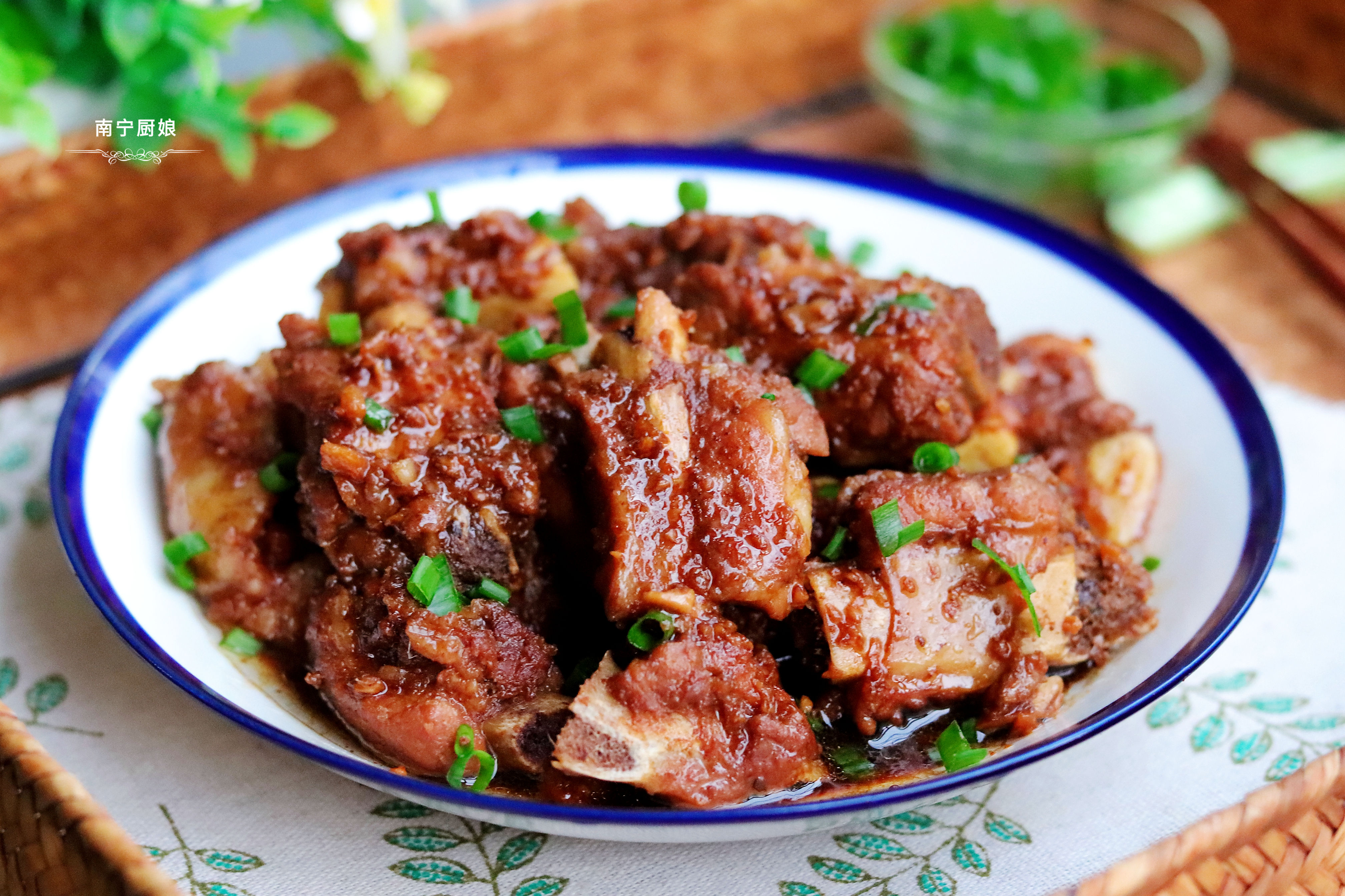 1斤排骨、2頭大蒜，丟進電飯鍋裡，出鍋沒想到如此美味，真饞人