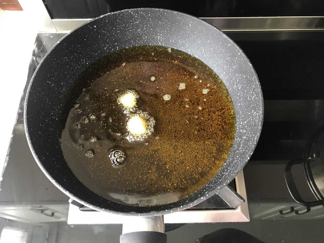 想吃油条不用出去买，自己在家也能做，干净卫生没有添加